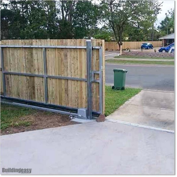 Medium duty solar powered sliding gate opener. Kit comes with 24V solar